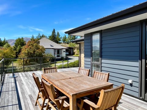 Property building, Balcony/Terrace, Seating area