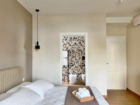 Bed, Photo of the whole room, Decorative detail, Bedroom, bidet, towels