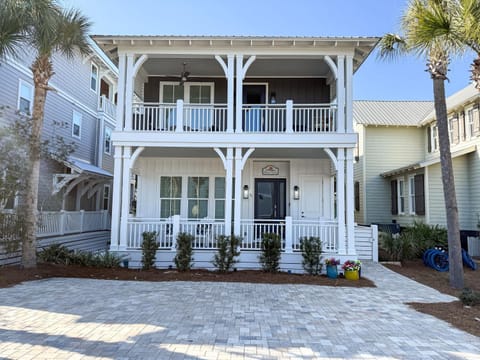 Property building, Facade/entrance, Neighbourhood, Balcony/Terrace