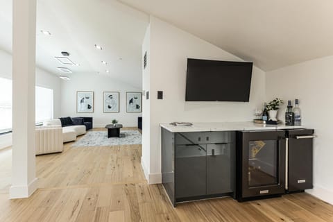 Luxurious Austin Hideaway! 4,400-Sq-Ft Estate House in Lake Austin