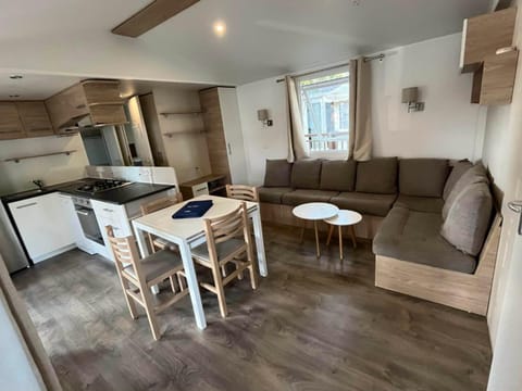 Communal lounge/ TV room, Dining area, stove
