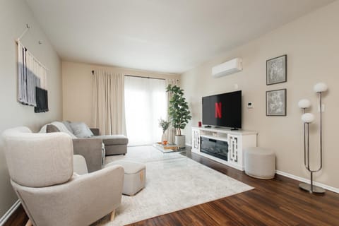 TV and multimedia, Living room, Seating area, air conditioner