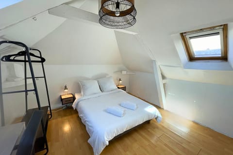 Bed, Photo of the whole room, Bedroom, towels