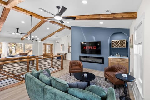 TV and multimedia, Living room, Seating area, fireplace