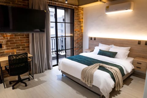 Bed, TV and multimedia, Photo of the whole room, Evening entertainment, Bedroom, air conditioner