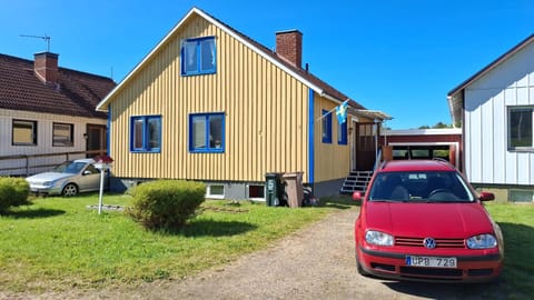 Property building, Day, Neighbourhood, Street view, Location, Parking