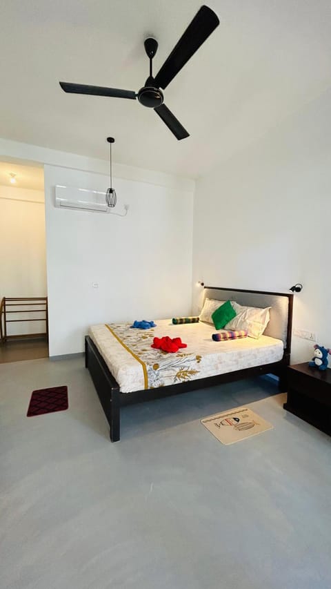 Bed, Photo of the whole room, Bedroom, towels, air conditioner