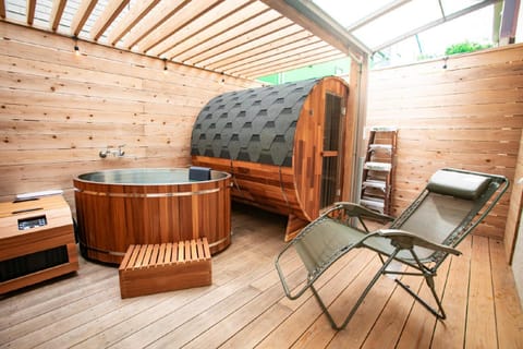 Hot Tub, Sauna, Balcony/Terrace