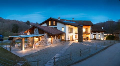 Property building, Staff, Restaurant/places to eat, Facade/entrance, Food close-up, People, Property logo or sign, Activities, Garden, Horse-riding, On-site shops, Lobby or reception, Lounge or bar, Food and drinks, Tennis court, Hiking, Cycling, Logo/Certificate/Sign, Food, Landmark view, Area and facilities, Drinks, Alcoholic drinks, Non alcoholic drinks, Certificate/Award, Family
