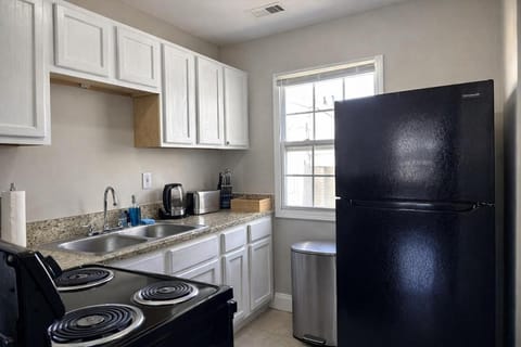 Birmingham 1BR Getaway Suite Near UAB with Parking Apartment in Birmingham