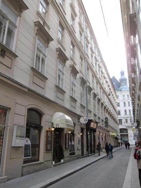 Property building, Restaurant/places to eat, Street view, Shopping Area