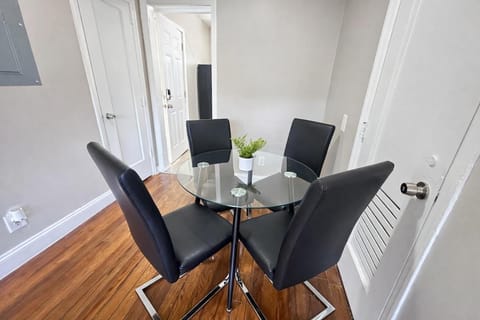 Downtown Birmingham Business 1BR Retreat with Wi-Fi and Free Parking Near UAB Apartment in Birmingham