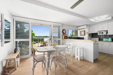 View (from property/room), Kitchen or kitchenette, Dining area