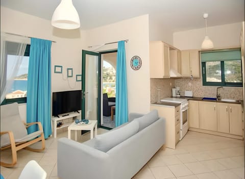 TV and multimedia, Kitchen or kitchenette, Living room, Seating area