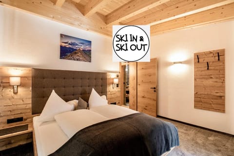 Bed, Photo of the whole room, Decorative detail, Bedroom