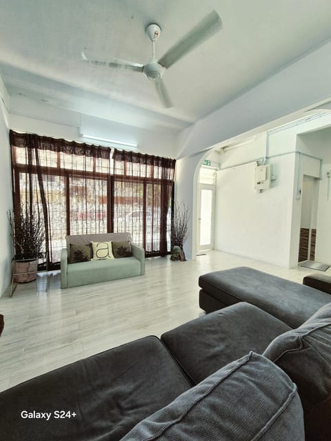 Living room, Seating area, air conditioner