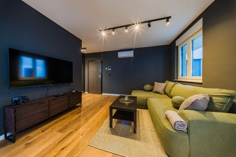 TV and multimedia, Living room, Family, air conditioner