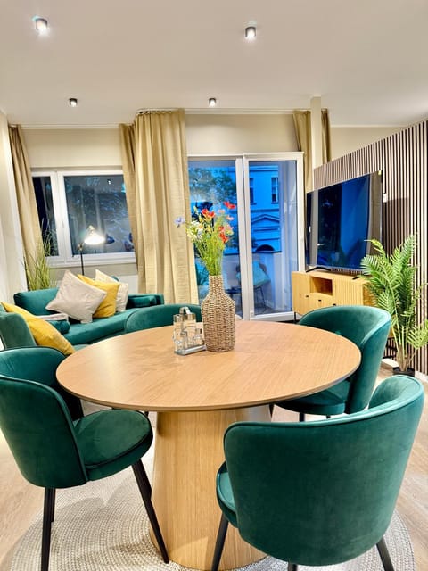 TV and multimedia, Living room, Seating area, Dining area