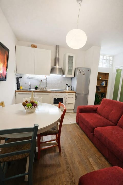 Communal lounge/ TV room, Kitchen or kitchenette, Living room, Seating area, Dining area, dishwasher, oven, stove, toaster
