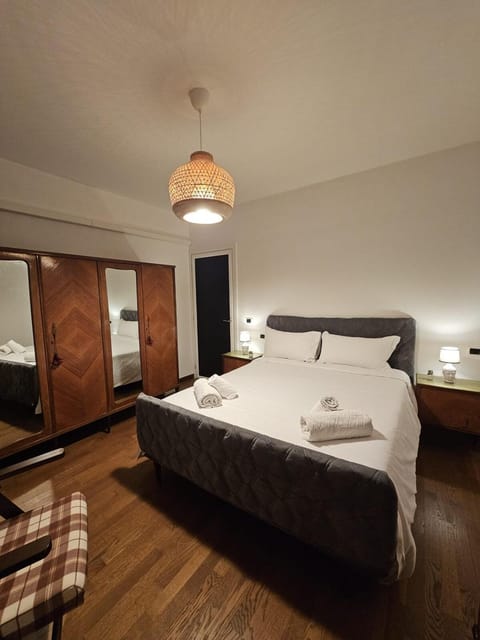 Bed, Night, Photo of the whole room, Decorative detail, Bedroom, sunbed, towels, wardrobe