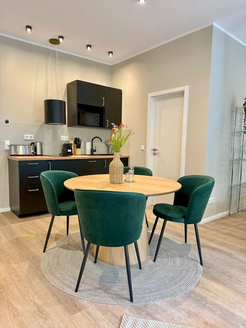 Coffee/tea facilities, Kitchen or kitchenette, Seating area, Dining area, stove