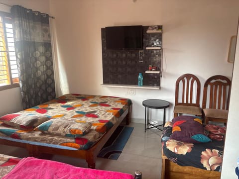 Bed, TV and multimedia, Bedroom