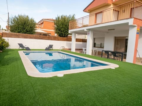 Property building, Patio, Garden view, Pool view, Swimming pool, sunbed