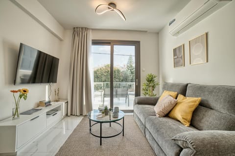 Property building, Communal lounge/ TV room, TV and multimedia, Living room, Seating area