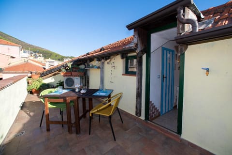 Property building, Day, Balcony/Terrace, Dining area