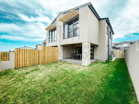 Stylish 3 Bedroom Townhouse in Secure Estate Bed and Breakfast in Plettenberg Bay