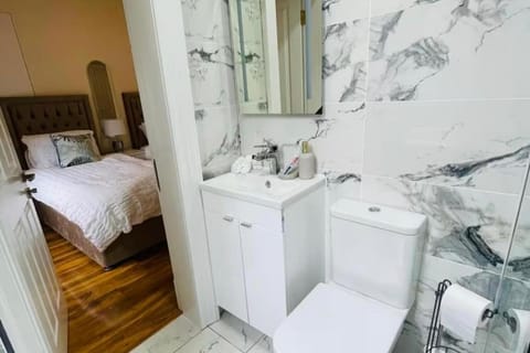 Toilet, Bed, Bathroom, Photo of the whole room, Bedroom, towels, acessibility