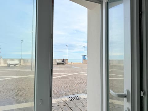 P075 - Porto Recanati, nuovo bilocale fronte mare con accesso diretto alla spiaggia Apartment in Porto Recanati