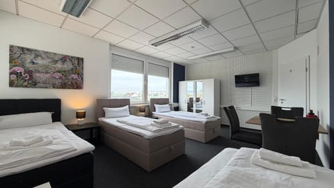 Bed, TV and multimedia, Photo of the whole room, Evening entertainment, Bedroom, towels