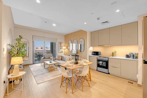 Coffee/tea facilities, Kitchen or kitchenette, Seating area, Dining area, dishwasher, oven, toaster
