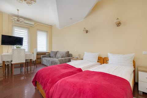 Communal lounge/ TV room, Bed, TV and multimedia, Living room, Photo of the whole room, Seating area, Evening entertainment, Bedroom