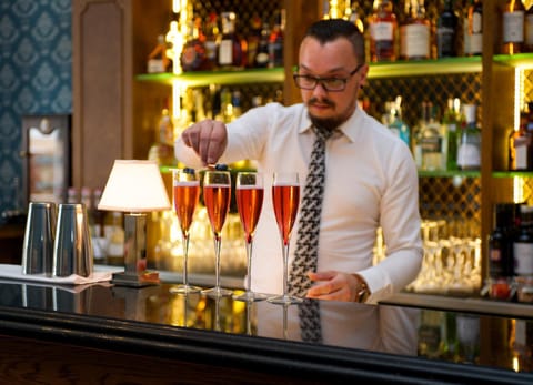 Staff, Lounge or bar, Alcoholic drinks