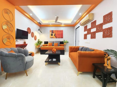 TV and multimedia, Living room, Seating area, Evening entertainment