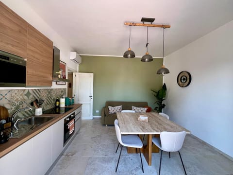 Kitchen or kitchenette, Dining area, microwave, oven, stove