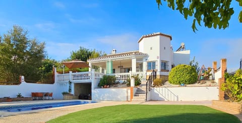 Property building, Day, Garden, Garden view, Pool view, Swimming pool