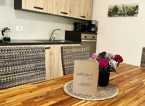 Coffee/tea facilities, Kitchen or kitchenette, Dining area, stove