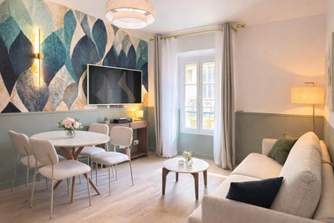 Bed, TV and multimedia, View (from property/room), View (from property/room), Living room, Seating area, Dining area, City view, City view