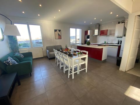 Property building, Coffee/tea facilities, Living room, Seating area, Dining area, dishwasher, oven, kitchen