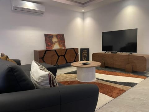 TV and multimedia, Living room, Seating area, Evening entertainment