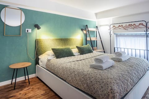 Bed, Bedroom, towels