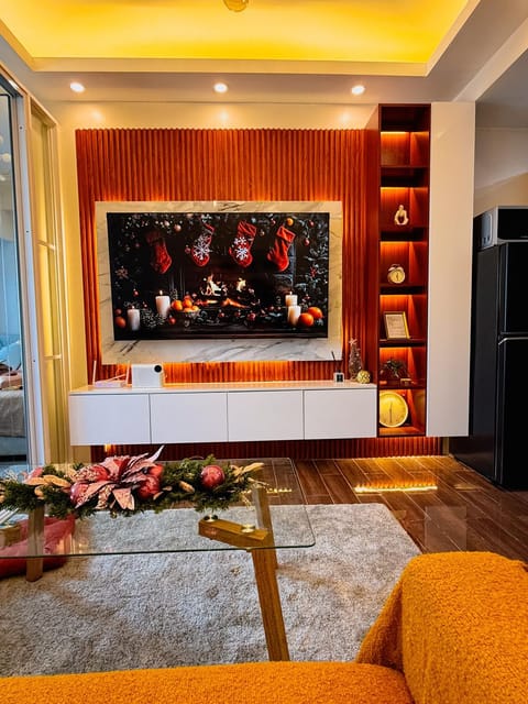 TV and multimedia, Living room, Seating area, Evening entertainment