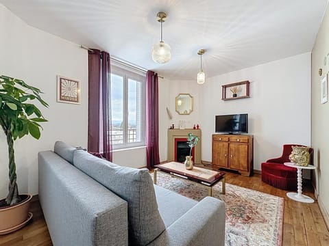 TV and multimedia, Living room, Seating area, City view