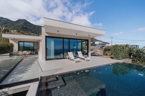 Property building, Day, Mountain view, Swimming pool, sunbed