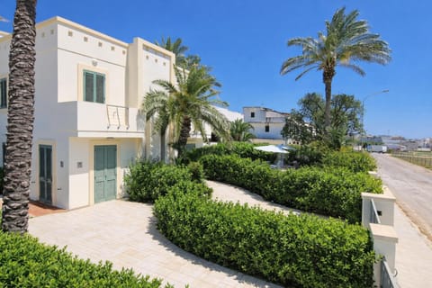 Property building, Neighbourhood, Garden, Garden view, Street view, Parking