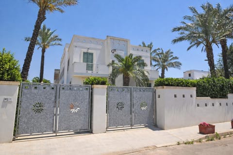 Property building, Day