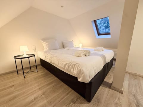 TV and multimedia, Photo of the whole room, Bedroom
